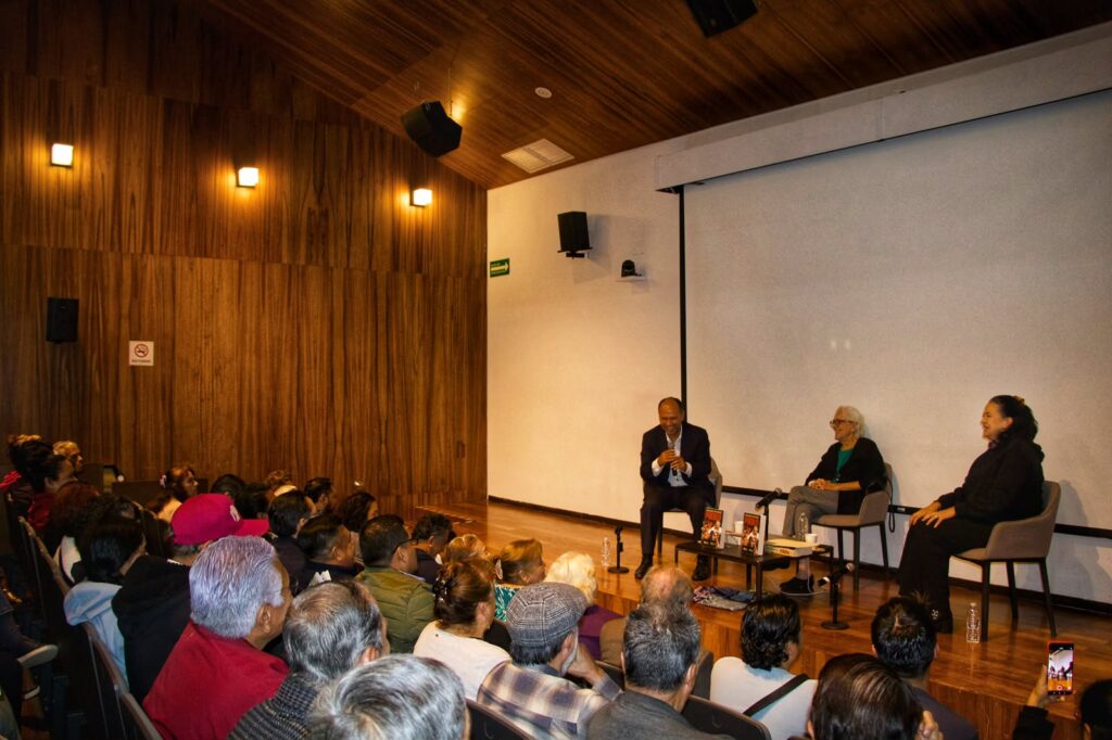 Alejandro Robles Gómez, secretario de las y los Mexicanos en el Exterior de Morena, moderó la presentación de la obra Pueblo, de Andrés Manuel López Obrador.