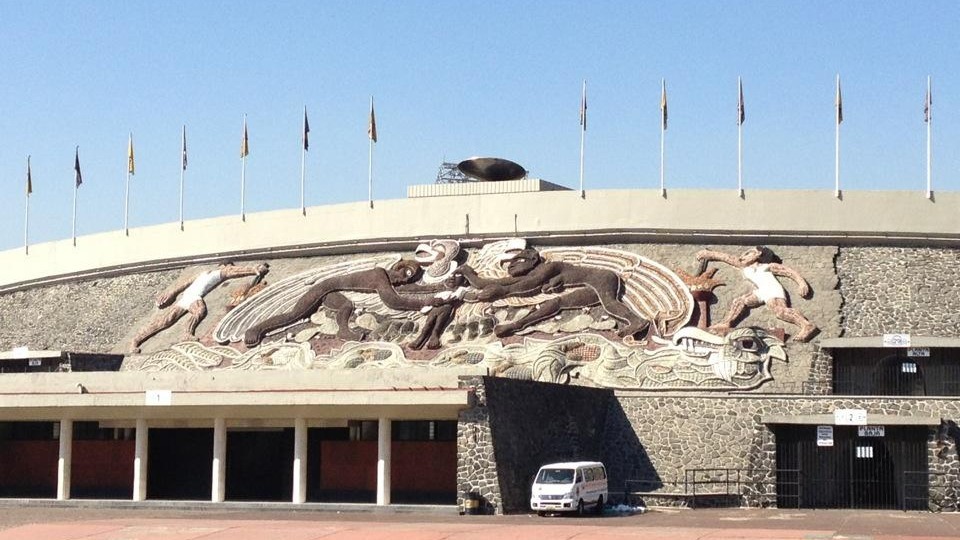 El pueblo a la universidad, dice el mural, y en muchos sentidos, Hugo Sánchez Márquez es la materialización de ese ideal. Foto UNAM.