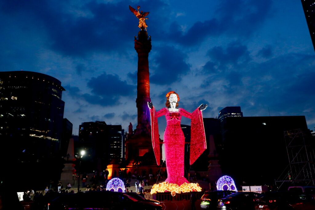 El Día de Muertos es una celebración en donde la ausencia se convierte en presencia y la nostalgia se transforma en ofrendas y recuerdos compartidos.