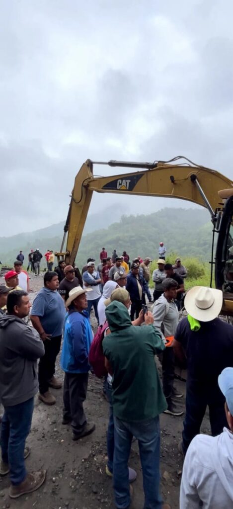 Políticos locales, Benjamín Ramírez y Rogelio Marroquín, ponen en riesgo a las comunidades de San Pablito y Xochimilco, Municipio de Pahuatlán, Puebla; bloquean construcción de camino.