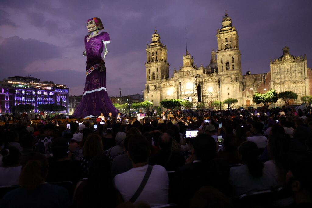 La ofrenda por el Día de Muertos está integrada por una Catrina – de 33.41 metros de altura –, figuras artísticas de ajolotes y decoraciones de cempasúchil.