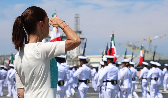 La Presidenta Claudia Sheinbaum resaltó que las Fuerzas Armadas de México no solo defienden la soberanía, sino que están cerca del pueblo en situaciones de emergencia y construyen obras para el desarrollo del país.